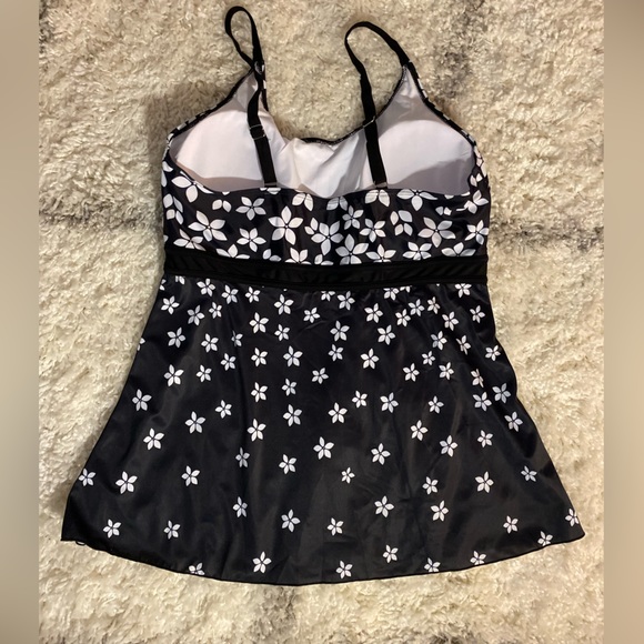 Plus size gorgeous black & white tankini swim top flowy material NWT 2x / 3x - Picture 5 of 6